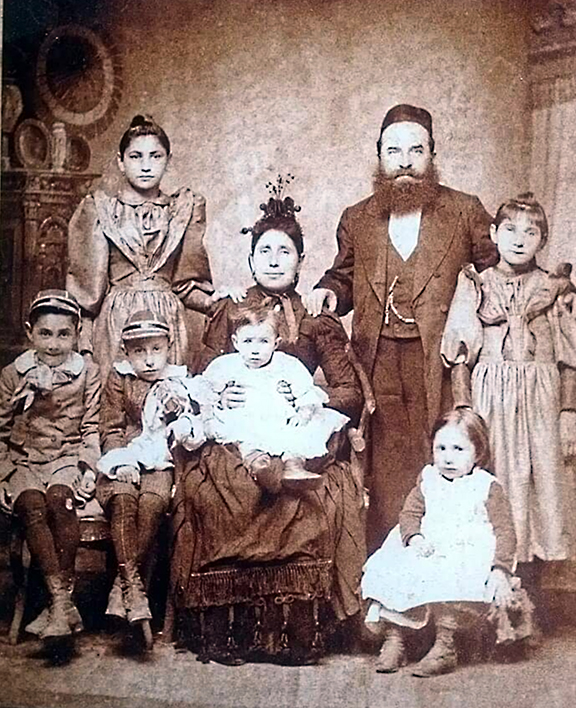 the family of Rabbi Benjamin Blieden in 1895